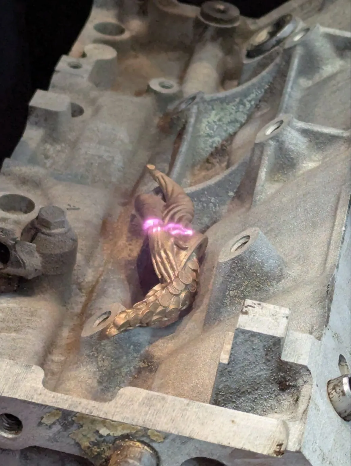 Процесс чистки бронзовой скульптуры лазерной очисткой Wattsan