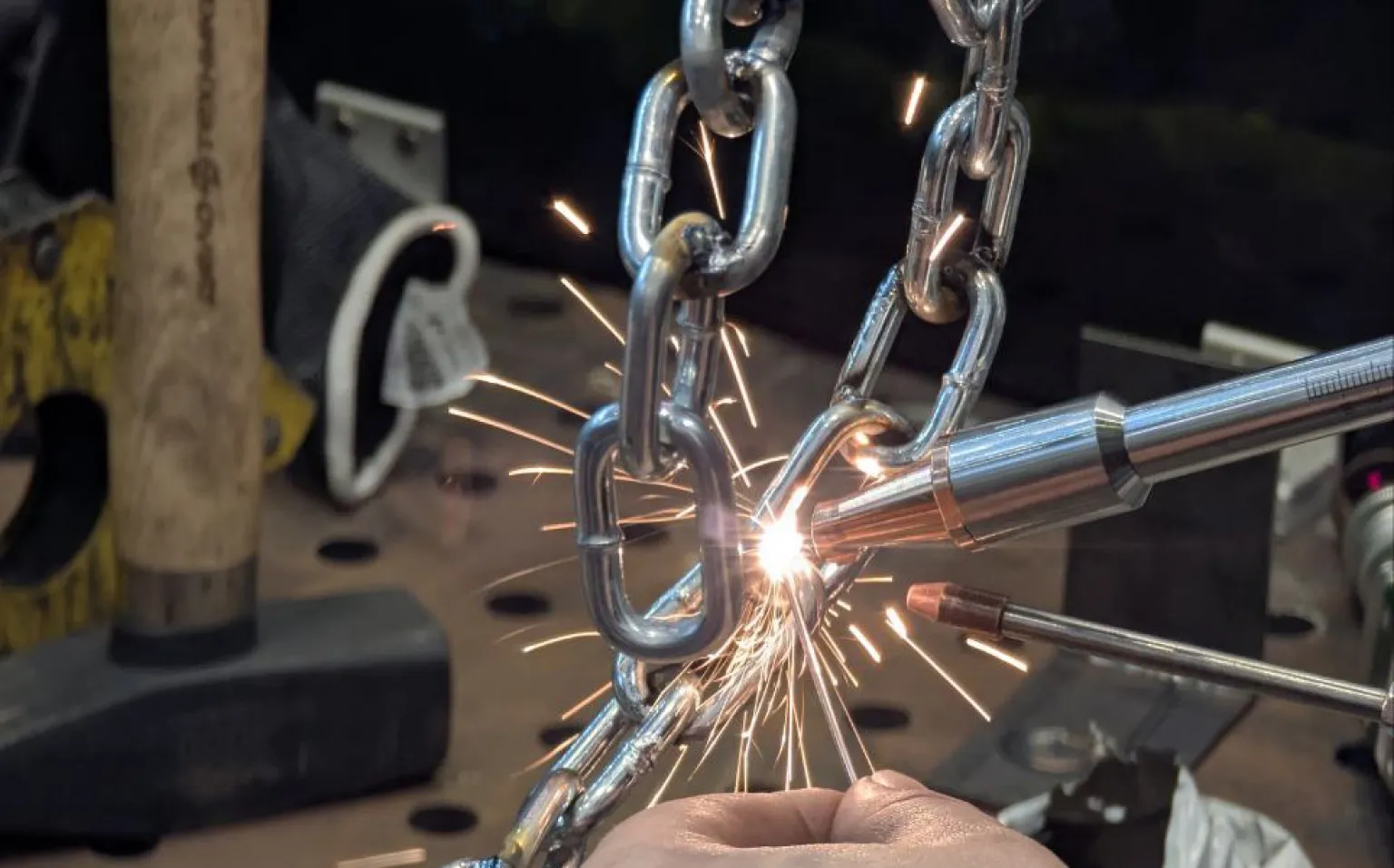 Ручная лазерная сварка звеньев стальной цепи с применением присадочной проволоки и лазерного пистолета