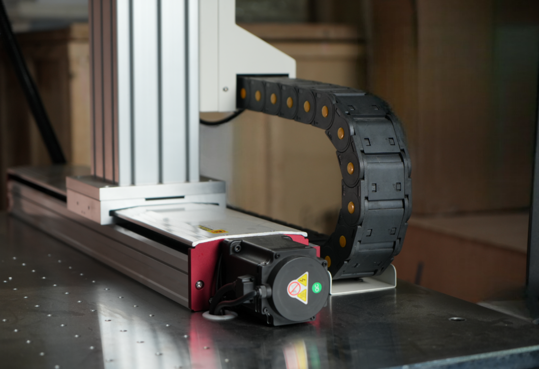 Электродвигатель и гибкий кабель-канал (кабелеукладчик), установленные на направляющей портального маркера.