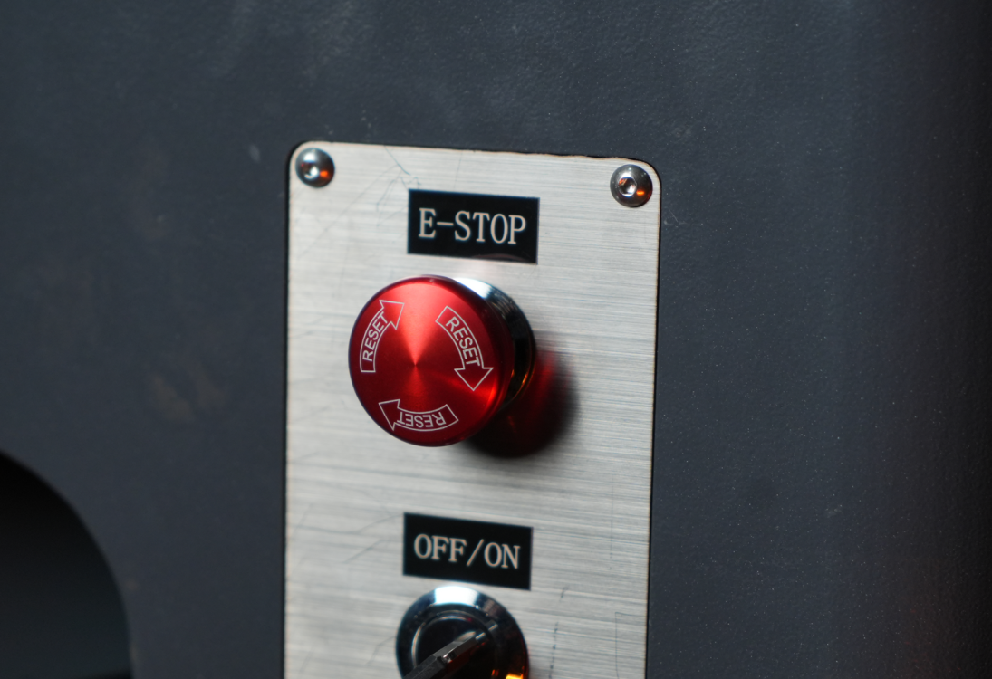 Красная грибовидная кнопка экстренной остановки (E-STOP) на металлической панели управления лазерного маркера Wattsan GT.