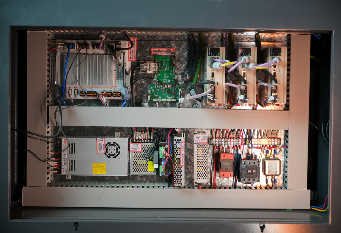 Внутренняя компоновка шкафа управления лазерного маркера Wattsan FL GT: контроллеры Syntec, блоки питания Mean Well, драйверы и система разводки кабелей.