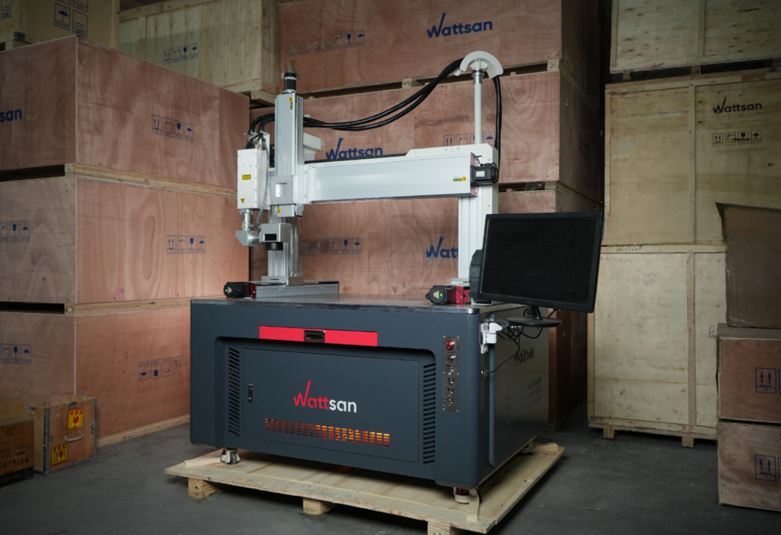 Портальный лазерный маркер Wattsan GT для работы с крупногабаритными деталями, установленный на массивной станине с монитором.