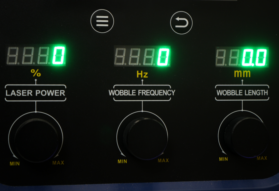 Панель регулировки мощности лазера и подачи проволоки с цифровыми индикаторами.