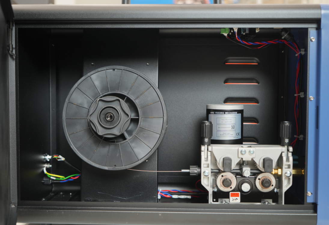 Внутренний вид открытого механизма подачи проволоки STR-WF00C.