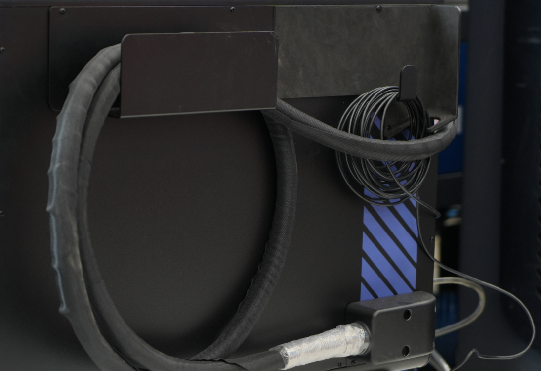 Крепление для шланга подачи лазерного излучения и кабелей на боковой панели аппарата Strongest Laser.