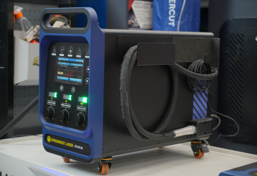 Общий вид ручного лазерного сварочного аппарата Strongest Laser STR-HW 200 на мобильных колесах.