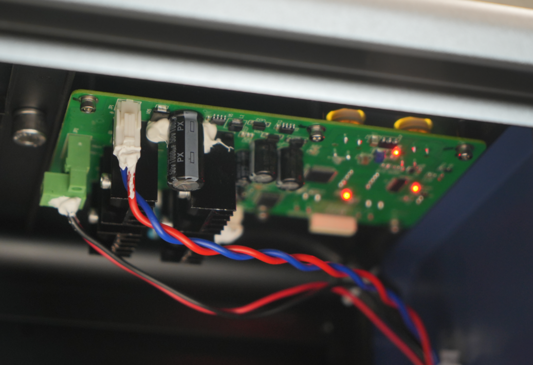 Плата управления лазерного сварочного аппарата Strongest Laser со светодиодами и компонентами.