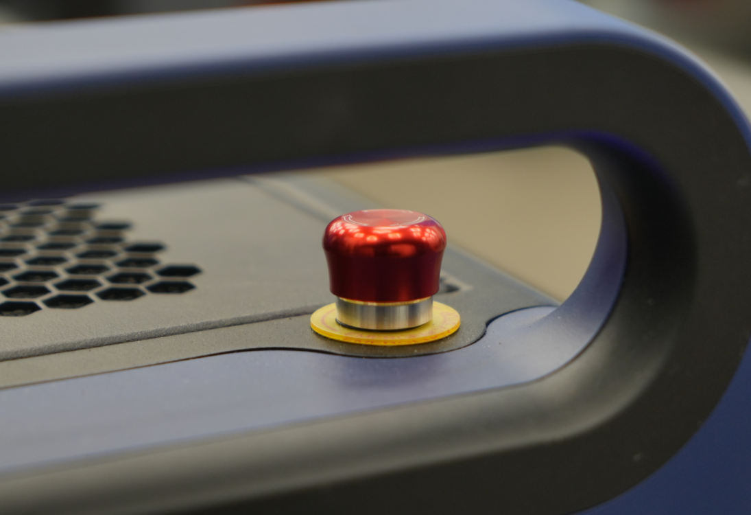 Красная кнопка аварийной остановки на корпусе лазерного аппарата Strongest Laser.