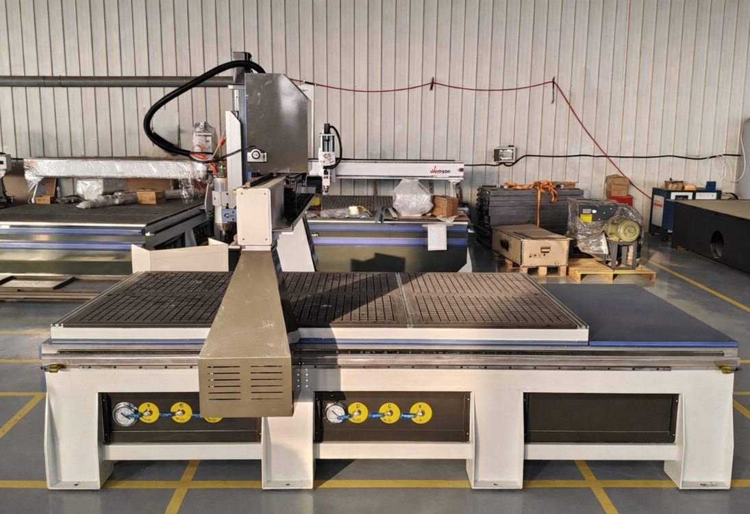 Вид сбоку на Wattsan M2: вакуумный стол и манометры системы управления.