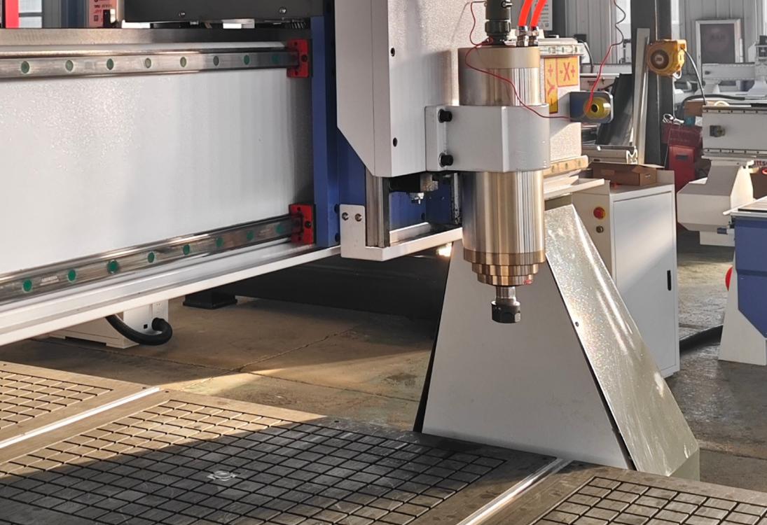 Шпиндель ЧПУ-станка Wattsan M2 крупным планом над рабочим столом.