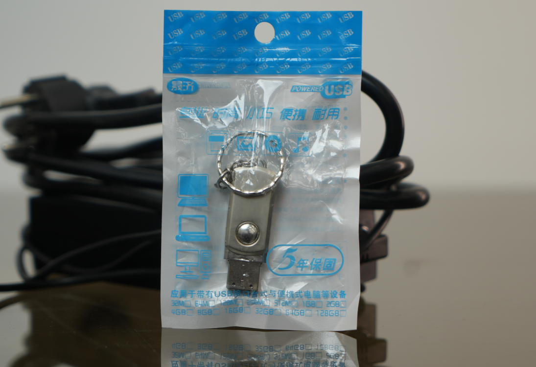 USB-флеш-накопитель Wattsan в защитной упаковке для хранения макетов и программного обеспечения лазерного маркера.