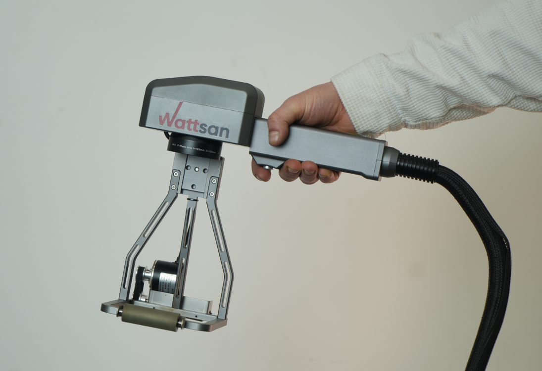 Компактная сканирующая головка лазерного маркера Wattsan FL HT в руке оператора, демонстрирующая мобильность устройства.