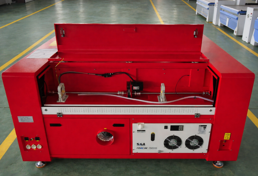 Открытый верхний отсек лазерного станка Wattsan 1290 PRO, видна механика.