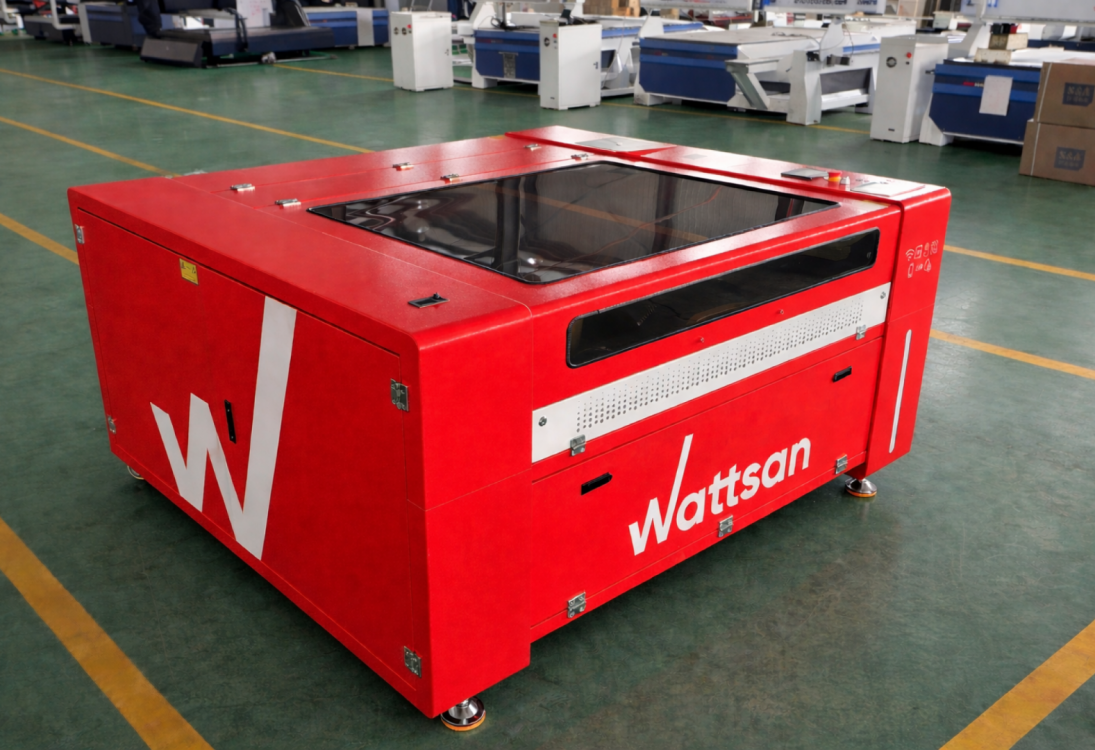Вид сбоку на красный лазерный станок Wattsan 1290 PRO с логотипом