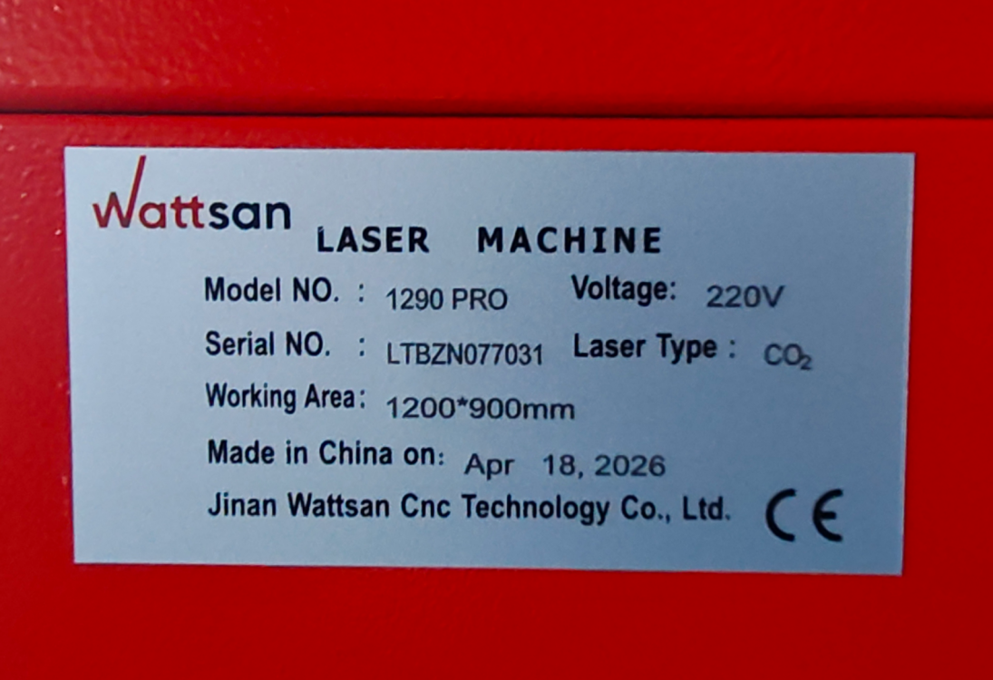 Шильдик с характеристиками лазерного станка Wattsan 1290 PRO: рабочая зона, мощность.