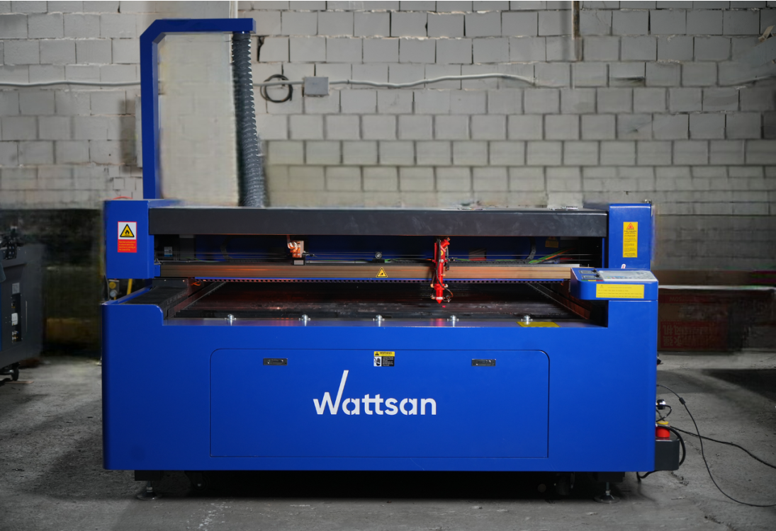 Мощный широкоформатный лазерный CO2 станок Wattsan Flat Bed Pro синего цвета: вид спереди в цеху.