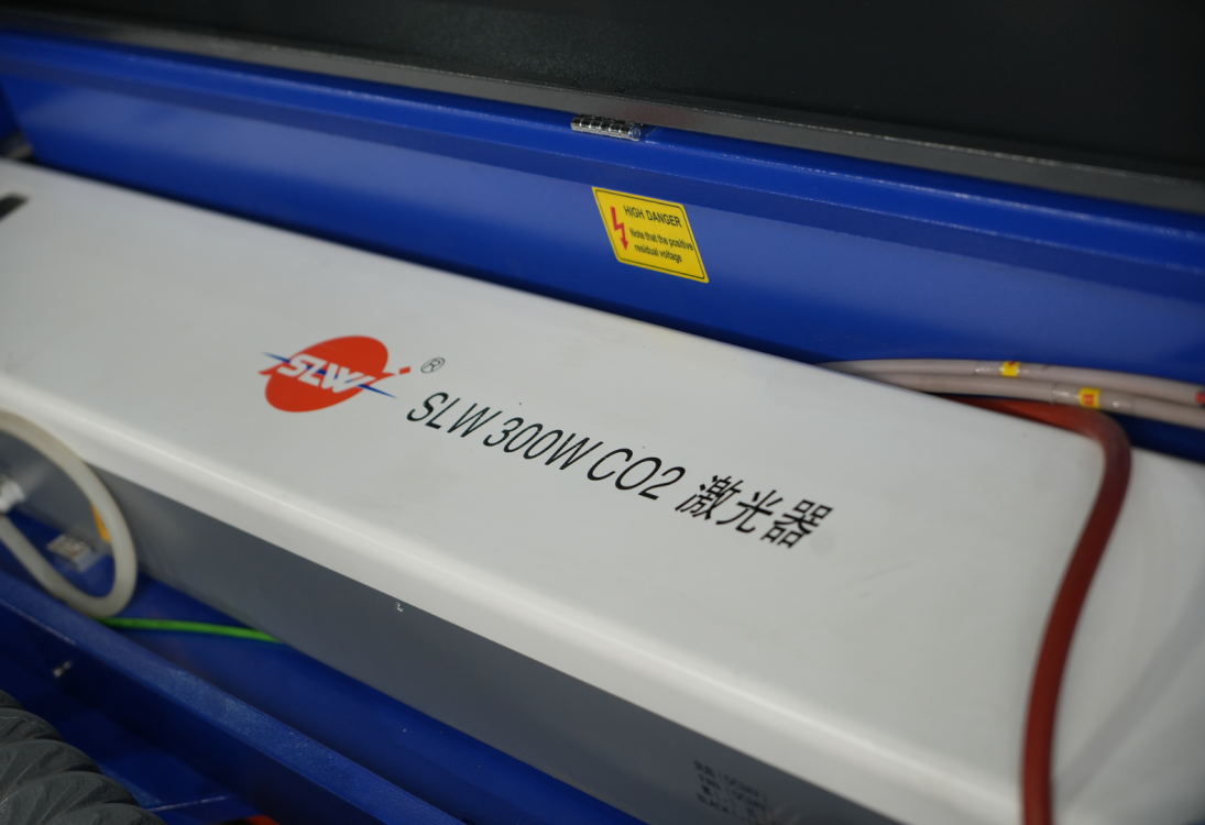 Крупный план маркировки мощной лазерной трубки SLW 300W CO2, установленной на станке Wattsan.