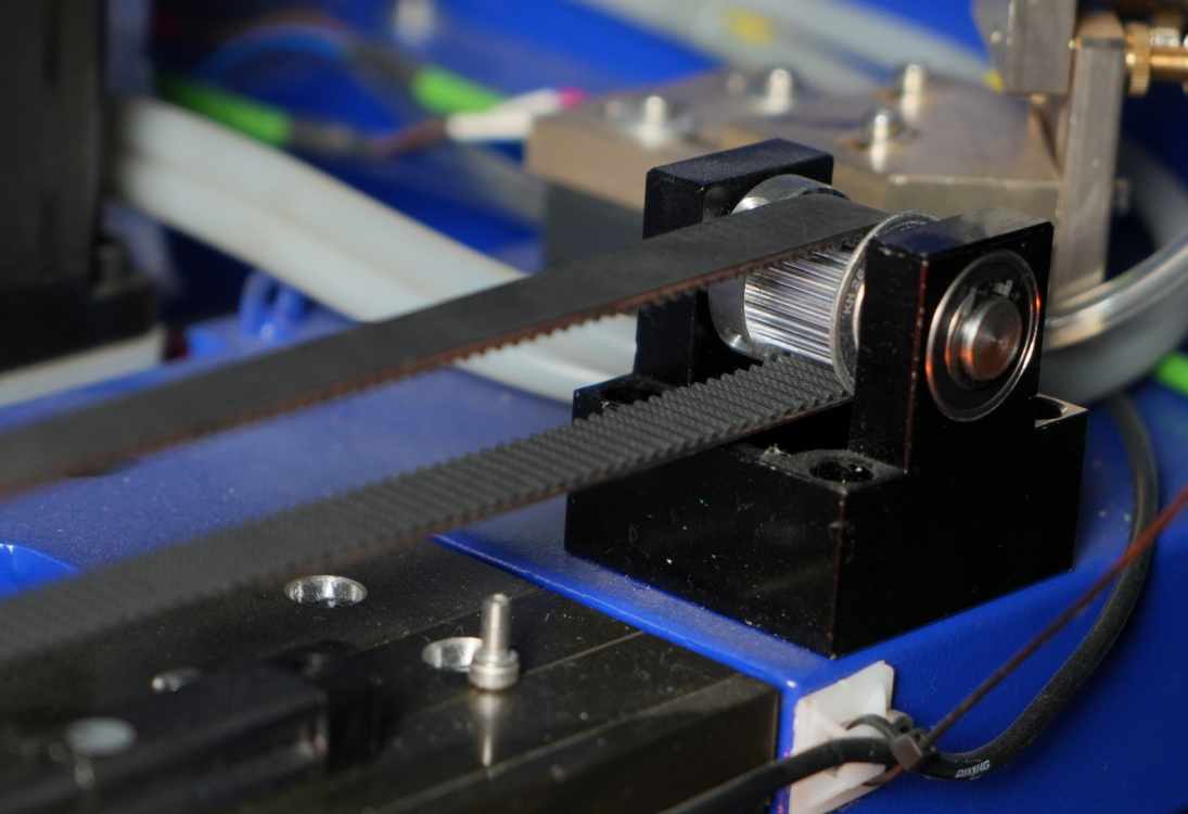 Крупный план узла с зубчатым ремнем и металлическим шкивом приводного механизма лазерного CO2 станка Wattsan.