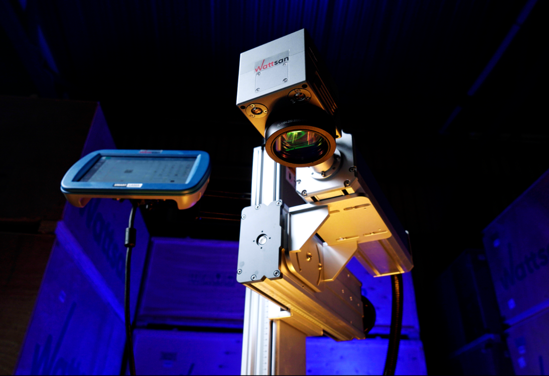 Сканирующая головка с фокусирующей линзой лазерного маркера Wattsan FL-FM, вид снизу под углом.