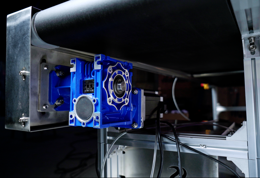 Электродвигатель с синим редуктором для привода конвейерной ленты лазерного маркировщика Wattsan FL-FM.