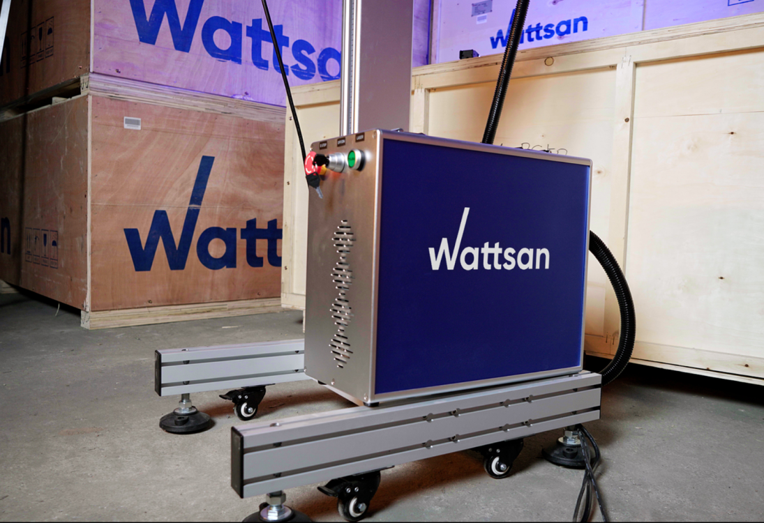 Блок управления лазерного маркера Wattsan FL-FM с кнопкой экстренной остановки и логотипом на синем корпусе.