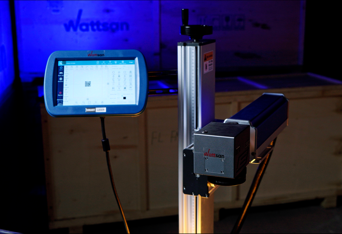 Лазерный маркер Wattsan FL FM с ЧПУ-экраном и сканатором для высокоточной потоковой маркировки деталей на производстве.