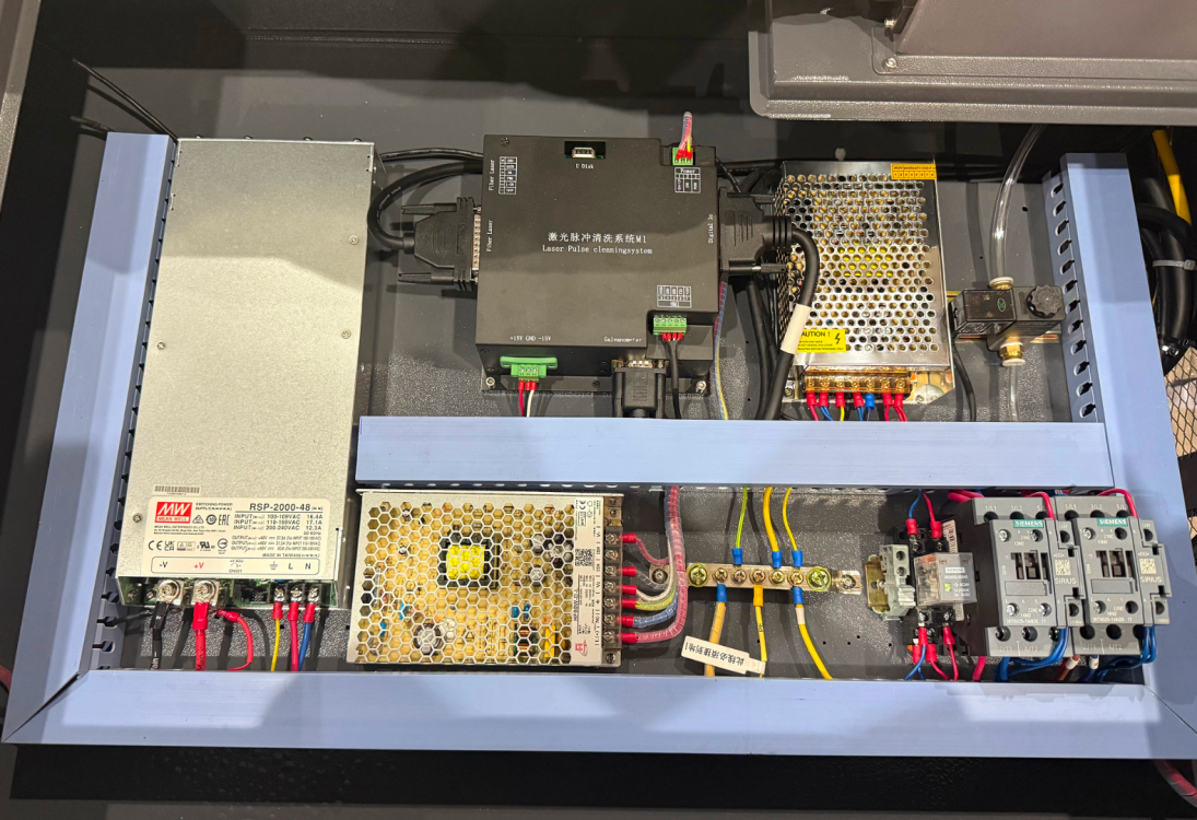 Электроника и блоки питания внутри корпуса импульсного лазерного очистителя Wattsan PW-500 W.